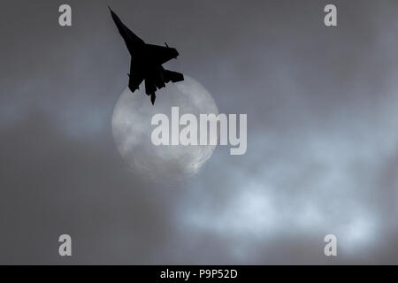 Die Mikoyan MiG-29 OVT erweiterte Jet fighter der russischen Luftwaffe gegen die Sonne am ersten Tag der internationalen Luftfahrtausstellung MAKS-2013 Silhouette in Stockfoto