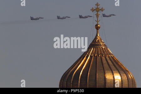 Eine Bildung von vier Mikoyan-Gurevich MiG-29 Kampfjets der russischen Luftwaffe fliegt über der Kuppel der Kathedrale von Christus dem Erlöser, wie es p nimmt Stockfoto