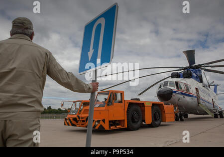 Der Mil Mi-26 T schweren Transporthubschrauber gesehen, während das Rollen für einen Flug am ersten Tag der internationalen Luftfahrtausstellung MAKS-2013. Stockfoto