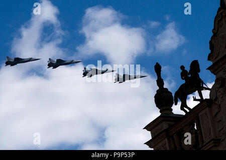 Vier Mikoyan MiG-31 militärische Flugzeuge fliegen in Formation über Moskau während der Probe für den Tag des Sieges Militärparade der 71St annive zu feiern. Stockfoto