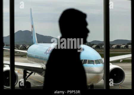 Ein Passagier Silhouette gegen die Boeing-777 Verkehrsflugzeugen mit Korean Air zum Internationalen Flughafen in Hanoi, Vietnam. Stockfoto