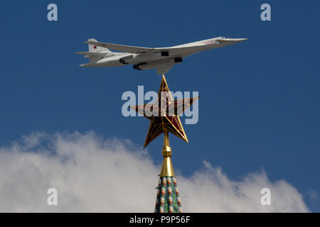 Die Tupolew Tu-160 strategischer Bomber der russischen Luftwaffe fliegt über den Kreml während der Probe für den Tag des Sieges Militaerparade zum celebrat Stockfoto