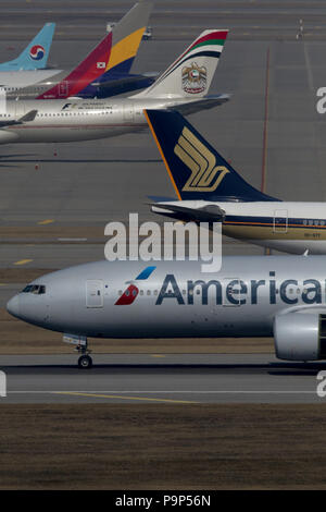 Zivile Flugzeuge, die von American Airlines, Singapore Airlines, Etihad, Asiana Airlines und Korean Air auf der Rollbahn am Incheon Internationalen Luft treffen Stockfoto