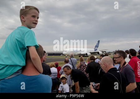 Besucher versammelten an der Start- und Landebahn der Großraumjet Airbus A380 jet Flugzeug während einer öffentlichen Tag auf der internationalen Luftfahrtausstellung in Farnborough, Großbritannien zu sehen Stockfoto