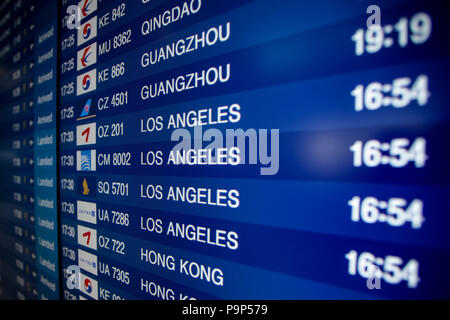 Flight Information Panel am internationalen Flughafen Incheon in Seoul, Südkorea. Stockfoto