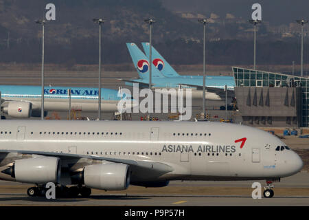 Der Airbus A380 zivilen jet Flugzeug von Asiana Airlines am internationalen Flughafen Incheon in Seoul, Südkorea eintrifft Stockfoto