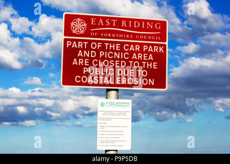 Eine kollabierte Küsten Parkplatz Mappleton in der Nähe von aldbrough auf Yorkshires Ostküste, UK. Die Küste besteht aus weichem Boulder Tone, sehr anfällig für die Erosion der Küsten. Dieser Abschnitt der Küste ist schon erodiert seit der Römerzeit, mit vielen Dörfern, die sich in der Meer verschwunden, und ist der schnellste erodieren Küste in Europa. Der Klimawandel ist die Beschleunigung der Erosion, mit Anstieg des Meeresspiegels, erhöhte stürmisches Wetter und mehr Starkregen, alle ihren Teil zu spielen. Stockfoto