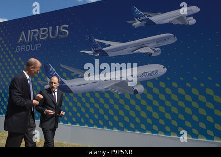 Der CEO von Qatar Airways, Akbar Al Baker, und Tom Enders, der CEO von Airbus Gruppenchat auf der internationalen Luftfahrtausstellung in Farnborough, Großbritannien Stockfoto