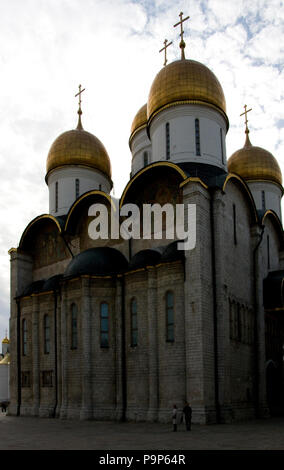 Goldenen Kuppeln der Mariä-Entschlafens-Kathedrale Moskau Kreml Roter Platz Russland mit schönen blauen Himmel Hintergrund Stockfoto