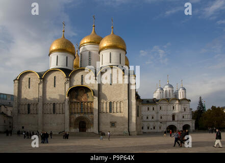 Goldenen Kuppeln der Mariä-Entschlafens-Kathedrale Moskau Kreml Roter Platz Russland mit schönen blauen Himmel Hintergrund Stockfoto