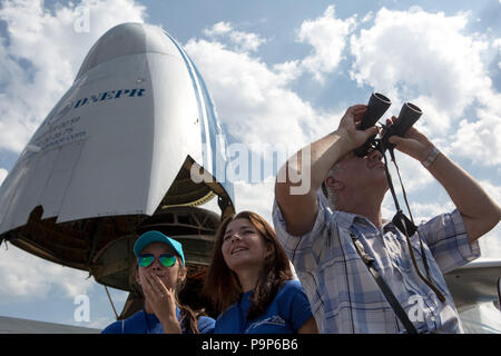 Die Besucher der International Air Transport Forum vor der der Volga-Dnepr Antonov An-124 cargo Flugzeug am Flughafen Ulyanovsk-East, Russ Stockfoto