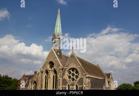 Die Harrow School Kapelle mit einem grünen Kirchturm. Es ist ein denkmalgeschütztes Gebäude erbaut 1854-57 an der High Street - The-Hill Harrow-On Stockfoto