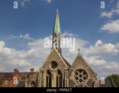 Die Harrow School Kapelle mit einem grünen Kirchturm. Es ist ein denkmalgeschütztes Gebäude erbaut 1854-57 an der High Street - The-Hill Harrow-On Stockfoto