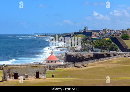 San Juan, Puerto Rico - 02 April 2014: Küste, Blick in die Altstadt von San Juan mit Blick auf Santa Maria Magdalena de Pazzis Friedhof, der neben dem Fort San ist Stockfoto