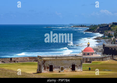 San Juan, Puerto Rico - 02 April 2014: Küste, Blick in die Altstadt von San Juan mit Blick auf Santa Maria Magdalena de Pazzis Friedhof, der neben dem Fort San ist Stockfoto