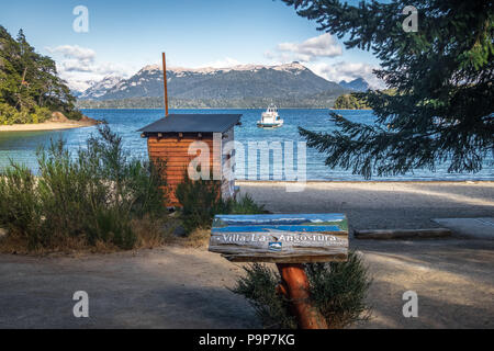 Villa La Angostura Zeichen im Bahia Brava Bucht am Nahuel Huapi See - Villa La Angostura, Patagonien, Argentinien Stockfoto