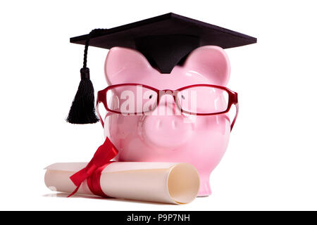 Student Hochschulabsolvent Sparschwein grad Diplom auf weißem Hintergrund, Vorderansicht Stockfoto