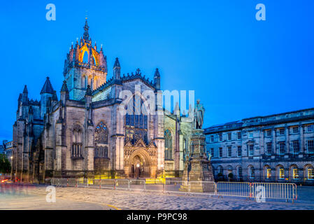 Nacht Blick auf die St. Giles Kathedrale in Edinburgh. Stockfoto