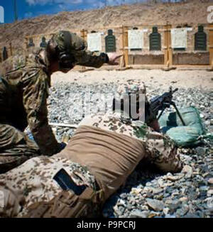 Ein Michigan Army National Guard Soldat Züge mit einem Deutschen Pendant. Stockfoto