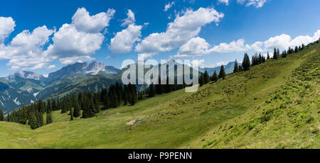 Berglandschaft Panorama der Schweizer Alpen oberhalb Klosters Stockfoto