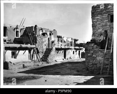 101 Adobe Wohnungen und eine Straße in der Ortschaft Shonguapavi am Abend, Ca.1901 (CHS-1037) Stockfoto