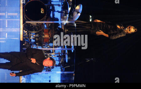 Concierto de Luis Miguel acompañado De Su novia Kasia Sowinska en los Coros. Estadio Helden de Nacozari en Hermosillo Sonora, el 15 de Marzo del 2. Stockfoto