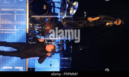 Concierto de Luis Miguel acompañado De Su novia Kasia Sowinska en los Coros. Estadio Helden de Nacozari en Hermosillo Sonora, el 15 de Marzo del 2. Stockfoto