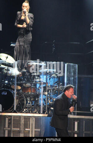 Concierto de Luis Miguel acompañado De Su novia Kasia Sowinska en los Coros. Estadio Helden de Nacozari en Hermosillo Sonora, el 15 de Marzo del 2. Stockfoto