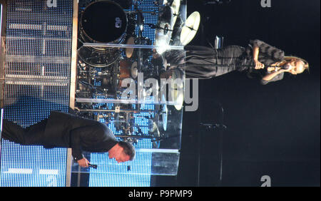 Concierto de Luis Miguel acompañado De Su novia Kasia Sowinska en los Coros. Estadio Helden de Nacozari en Hermosillo Sonora, el 15 de Marzo del 2. Stockfoto