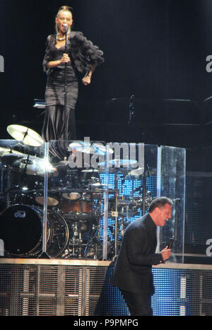 Concierto de Luis Miguel acompañado De Su novia Kasia Sowinska en los Coros. Estadio Helden de Nacozari en Hermosillo Sonora, el 15 de Marzo del 2. Stockfoto