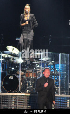 Concierto de Luis Miguel acompañado De Su novia Kasia Sowinska en los Coros. Estadio Helden de Nacozari en Hermosillo Sonora, el 15 de Marzo del 2. Stockfoto
