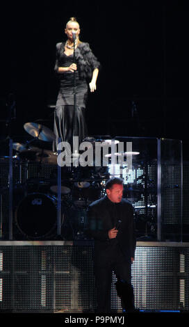 Concierto de Luis Miguel acompañado De Su novia Kasia Sowinska en los Coros. Estadio Helden de Nacozari en Hermosillo Sonora, el 15 de Marzo del 2. Stockfoto