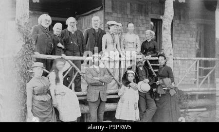 . Alexander Graham Bell mit seiner Familie und seinen Freunden in der Lodge, Baddeck, Nova Scotia. Teil: Gilbert H. Grosvenor Sammlung von Fotos von der Alexander Graham Bell Familie (Bibliothek des Kongresses). ca. 1890 113 Alexander Graham Bell mit seiner Familie und Freunden Stockfoto