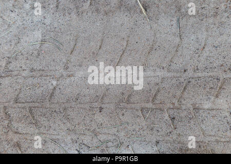 Impressum Trail der Lauffläche auf Sand, LKW-Reifen, Traktor, Landmaschinen, Straße Sand, protector Gummi, alte Reifen, Hintergrund, alt, Textur, Grafiken, Rauheit, Verschleiß, Vintage, Abstraktion, Art. Stockfoto