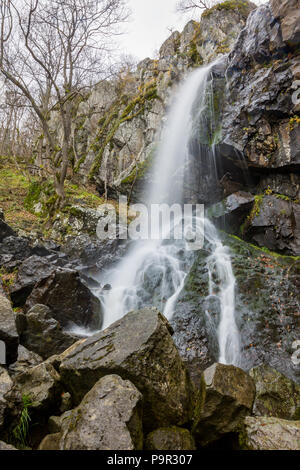 Lange Belichtung Foto von Boyanski Wasserfall verschwommen, die boyana River in der Nähe von Sofia, Bulgarien im Herbst, kalten Herbsttag Stockfoto
