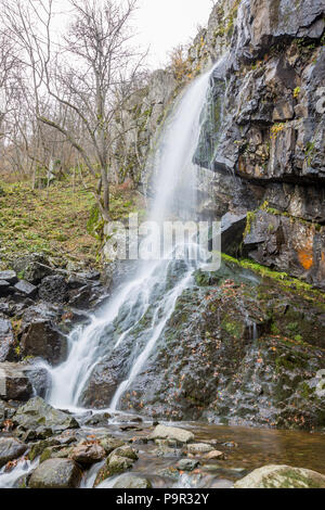 Lange Belichtung Foto von Boyanski Wasserfall verschwommen, die boyana River in der Nähe von Sofia, Bulgarien im Herbst, kalten Herbsttag Stockfoto