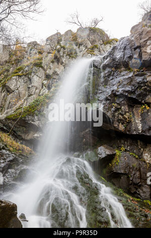 Lange Belichtung Foto von Boyanski Wasserfall verschwommen, die boyana River in der Nähe von Sofia, Bulgarien im Herbst, kalten Herbsttag Stockfoto