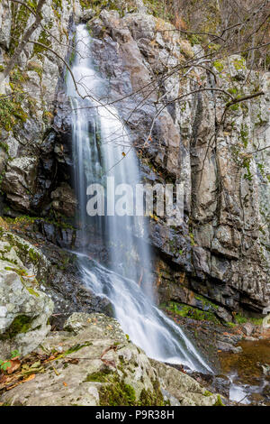 Lange Belichtung Foto von Boyanski Wasserfall verschwommen, die boyana River in der Nähe von Sofia, Bulgarien im Herbst, kalten Herbsttag Stockfoto
