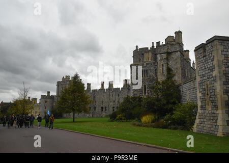 Tour Gruppe gehen bis Castle Hill in Richtung St. George's Gate im Schloss Windsor, Windsor, Großbritannien. Stockfoto