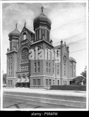 . Englisch: B'nai B'rith Synagoge (Tempel), befindet sich auf der Hoffnung und 9 Straßen, Los Angeles, Ca. 1900 Foto der B'nai B'rith Synagoge (Tempel), Blick auf die Fassade, der Hope Street nach Süden in Richtung 9th Street, Downtown Los Angeles, Ca 1900. Ehemalige Tempel der Gegenwart Wilshire Boulevard Tempel Gemeinde. Die Fassade war aus zwei quadratische Türme mit zwiebelturm Tops flankieren den Mittelgang. "B'nai B'rith", der Name des Tempels, ist prominent auf der Fassade angezeigt, rechts unten die kreisförmigen Buntglasfenster, wo der Davidstern in es geprägt. Über dem kreisförmigen Sta Stockfoto