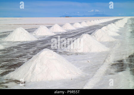 Stapel des trocknenden Salz auf den Uyuni Salzebenen oder Salar de Uyuni, Potosi, Bolivien, Südamerika Stockfoto