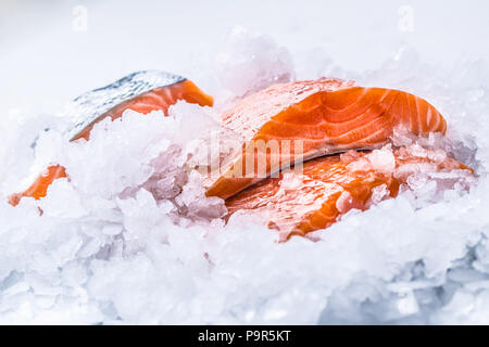 - Aus der Nähe Frische rohe Lachsfilets auf Eis. Stockfoto