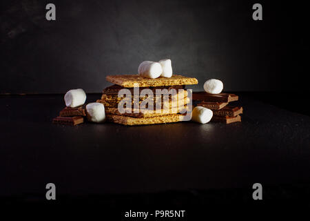 Dunkle moody Stil von S'mores Sommer im Studio Stockfoto