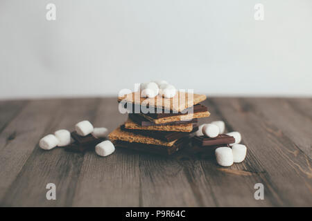 Stapel von S'mores Zutaten auf einem hölzernen Tischplatte Stockfoto