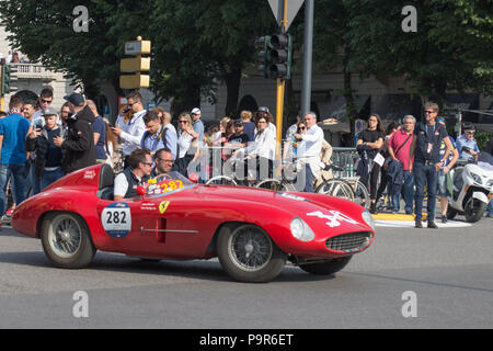 Brescia, Italien - 19. Mai 2018: FERRARI 500 MONDIAL SPIDER SCAGLIETTI 1954 ist ein alter Rennwagen Rallye Mille Miglia 2018, live Shot an der berühmten ital Stockfoto