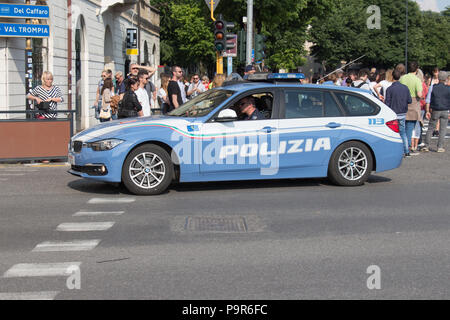 Brescia, Italien - 19. Mai 2018: Live shot der Polizei Auto an der Straße am 19. Mai 2018 in Brescia, Italien. Stockfoto