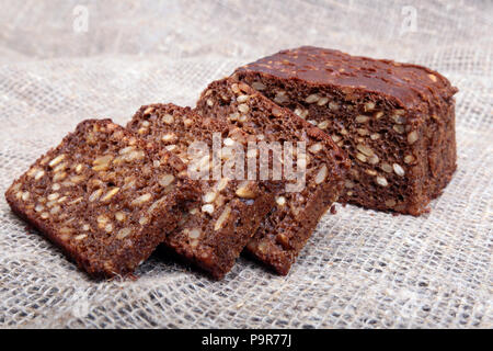 Frische hausgemachte Brot auf Sack gewebter Textur Hintergrund. Selektive konzentrieren. Stockfoto