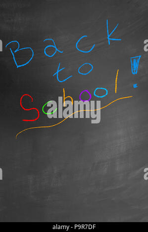 Zurück zu Schule bunte Kreide auf Tafel oder Schwarzes Brett als primäre Grundschule klasse Lehrer Willkommen Konzept Stockfoto