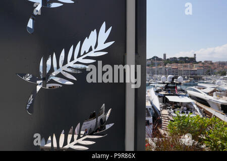 CANNES, Frankreich - 14. Mai: Logo des Festivals Palace im Mai, 2018 in Cannes, Frankreich dargestellt. Der rote Teppich für den berühmten Aufstieg der Schritte von Künstlern des International Film Festival. Stockfoto