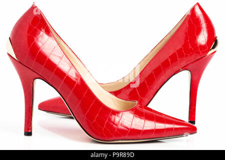 Red High Heel Schuhe auf einem weißen Hintergrund. Stockfoto